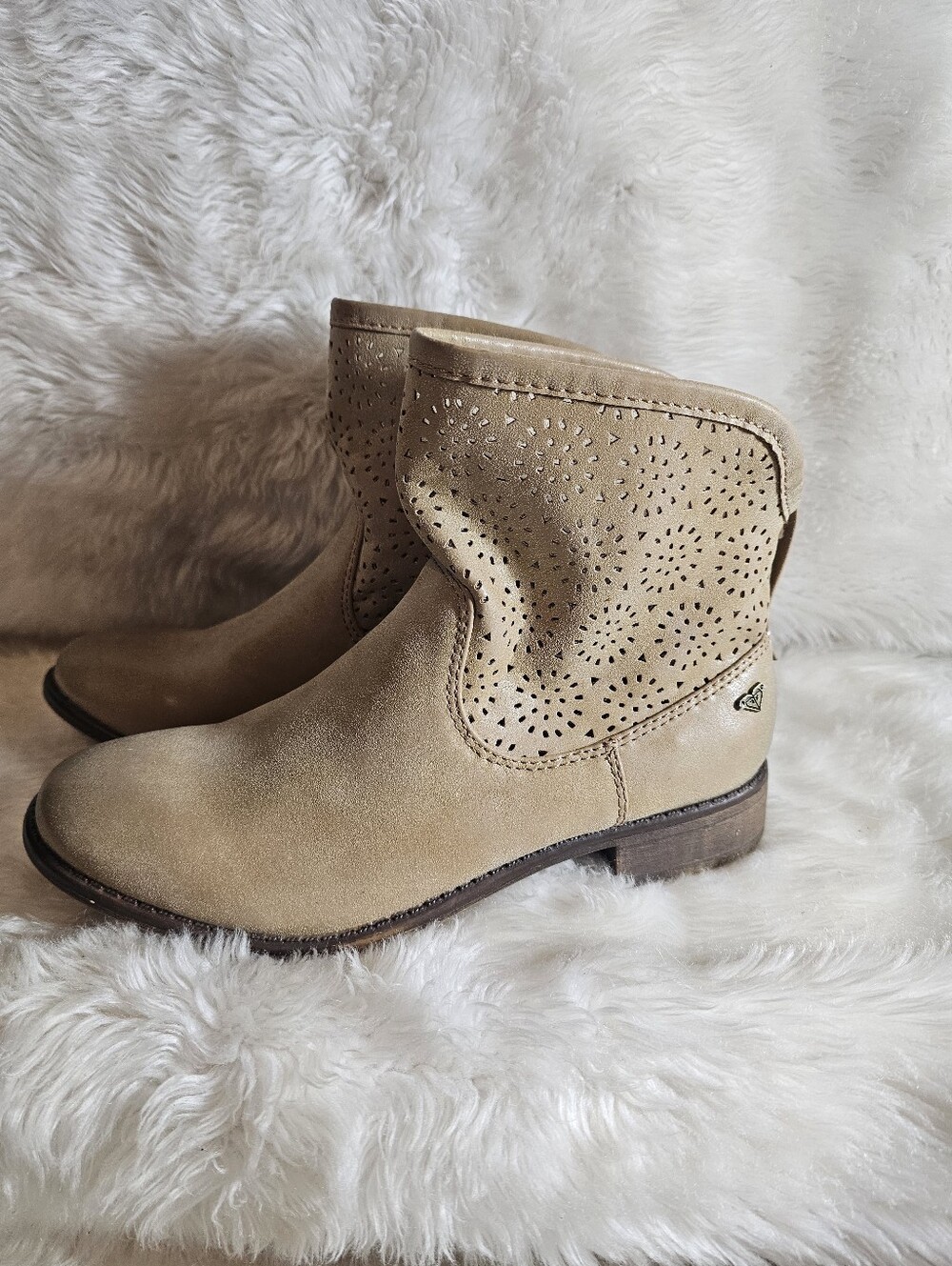 Roxy Tan Laser Cut Ankle Boots Size 6.5 NWOT